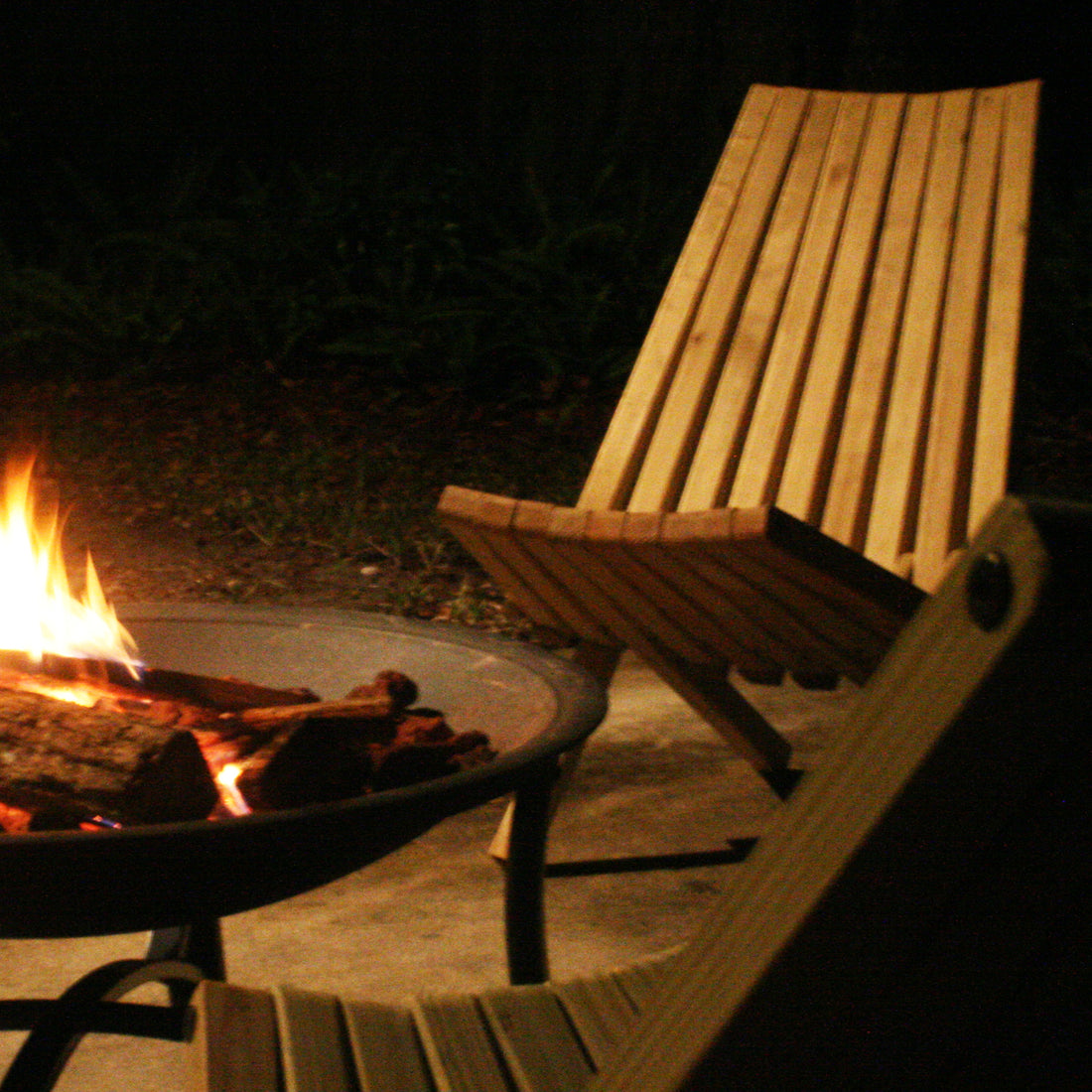 Discover solid wood folding chairs for your fall firepit Glodea XQuare in decor colors